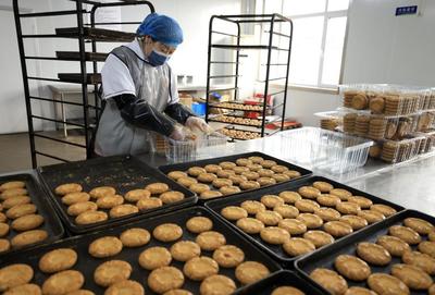 2月3日,河北省唐山市丰南区一家食品加工企业的工人在糕点包装车间工作。 新华社记者 杨世尧 摄